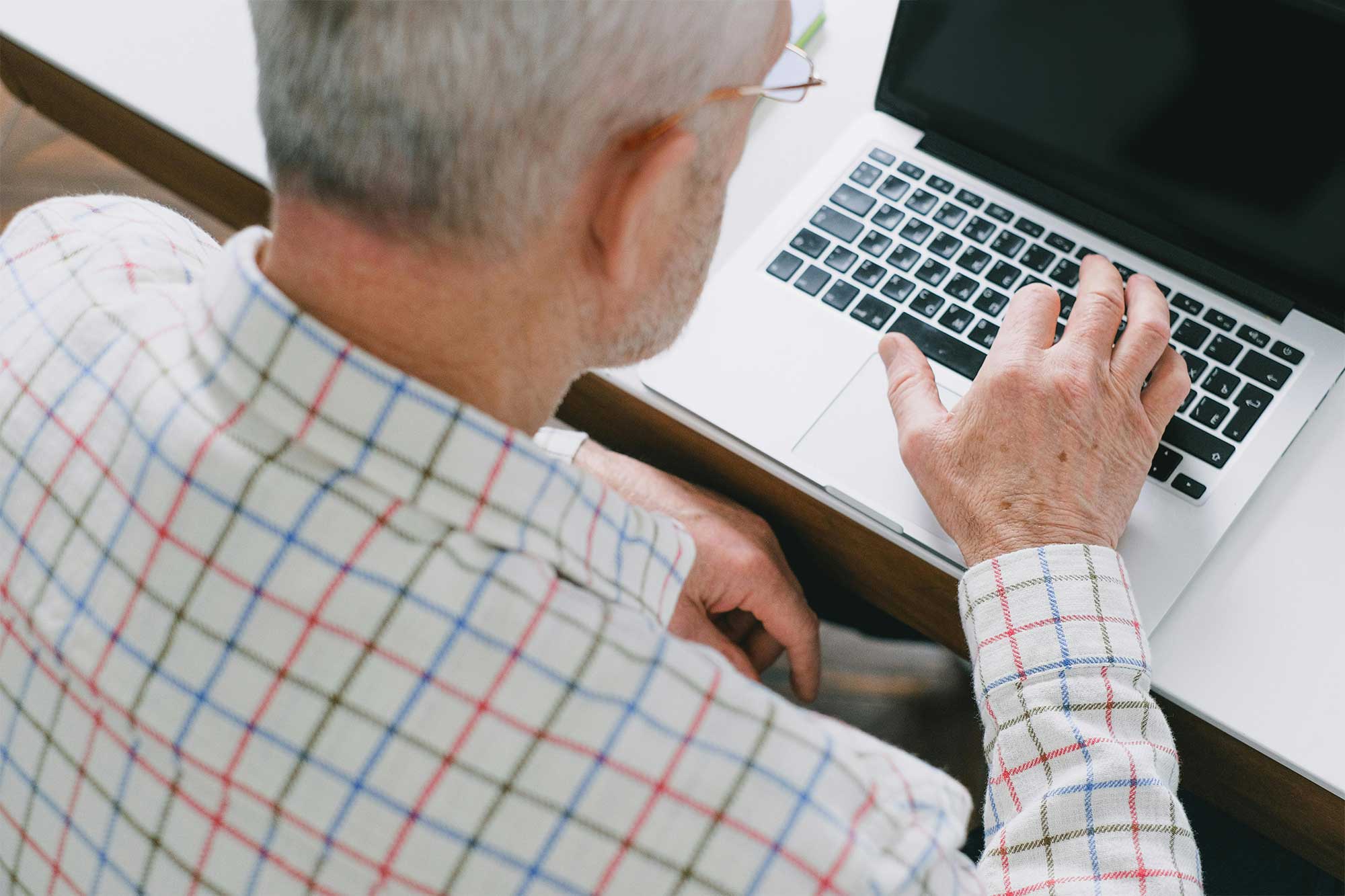 An older gentlemen using a computer to research WEP and the affects it may have on his social security benefit